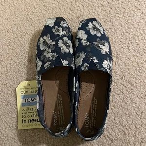 BRAND NEW FLORAL TOMS